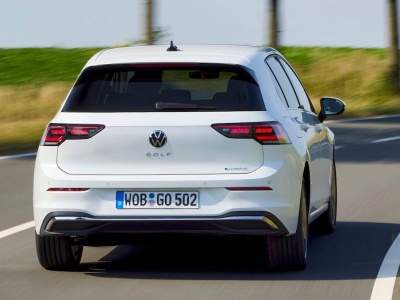 Volkswagen Golf zdetronizuje Toyotę Corollę jej własną bronią. Nowa hybryda HEV może odebrać tytuł lidera sprzedaży