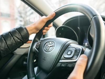 Polscy kierowcy Toyot i koreańczyków na celowniku drogówki. Wystarczy ruch ręką