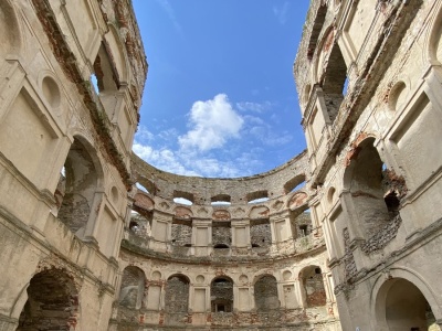 Świętokrzyskie jak z baśni. Zamki i ruiny, które przeniosą cię w średniowiecze