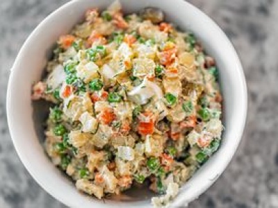 Masz ochotę na taką sałatkę? Lepszym wyborem będzie burger z frytkami