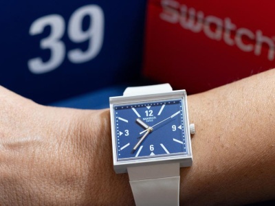Swatch kpi z amerykańskich ceł zegarkiem z odwróconymi cyframi