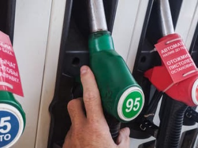 Pożarów atakowanych rosyjskich rafinerii propaganda Kremla nie widzi, bo zamyka oczy [GOWORIT MOSKWA]