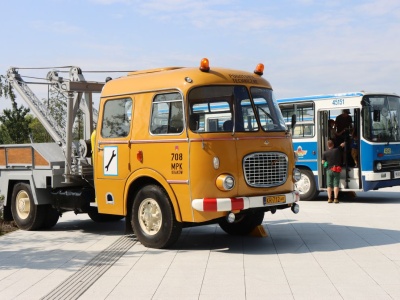 Przed Cogiteonem zaparkowały zabytkowe autobusy [ZDJĘCIA]