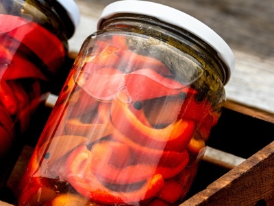 Chrupiąca i soczysta. Papryka konserwowa mojego dziadka to majstersztyk [PRZEPIS]