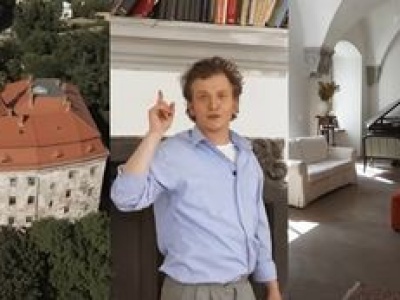 Maciej Musiałowski odsłonił wnętrza swojego zamku za 2 MILIONY ZŁOTYCH: biblioteczka, fortepian od Leszka Możdżera, ogródek warzywny...