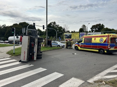 Groźne zderzenie na skrzyżowaniu ul. Poznańskiej i Łaskiego w Gnieźnie! Auto dostawcze przewróciło się na bok