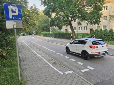 Nowe miejsca parkingowe przy dworcu w Olsztynie. Piesi stracili część chodnika