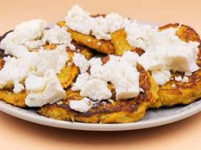 Zamiast ziemniaków ścieram inne warzywo na placki. Smak podbija grecki ser na wierzchu