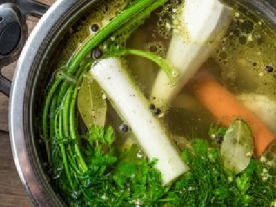 Twój rosół nie ma smaku? Dorzuć ten składnik na ostatnie 5 minut