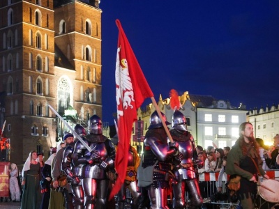 Tysiąc lat polskiej historii ożyło w Krakowie. Niezwykłe widowisko na Rynku Głównym