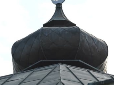 Nieznani sprawcy sprofanowali krzyż na cerkwi w Legnicy. „Bo ukraiński