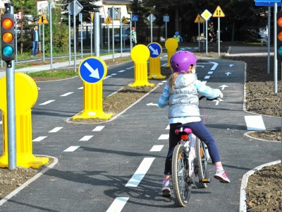 Dziecko samo do szkoły na rowerze? Tak, po spełnieniu warunków. Od 2026 rodzice mają nowy obowiązek