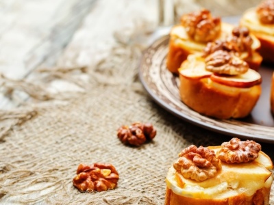 Grzanki z ubijaną fetą, karmelizowanymi jabłkami i orzechami włoskimi – idealna jesienna przekąska