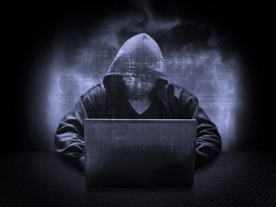 „Znajomość trwała dłuższy czas, w końcu się spotkali. Rano obudził się z pustymi kontami”. Jak się okrada polskie firmy?