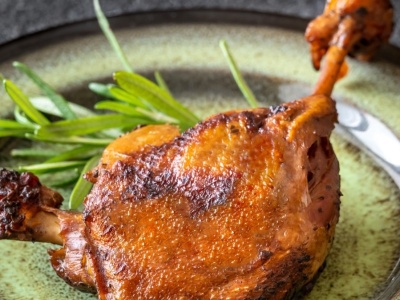 Obiad jak w restauracji, a zrobisz go w domu. Pieczone udka z kaczki z puree pietruszkowym