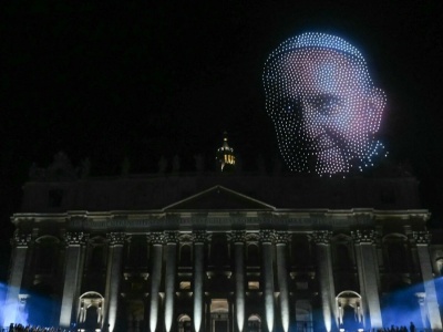 Tysiące ludzi na placu św. Piotra. Niezwykłe widowisko w Watykanie