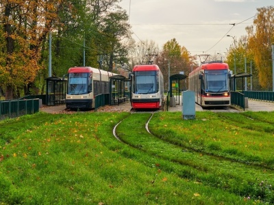 Tramwaje w Polsce suną po trawie. Żegnamy beton