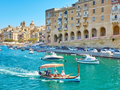 Polacy zaczęli tam latać na potęgę. Na miejscu wydają miliony euro