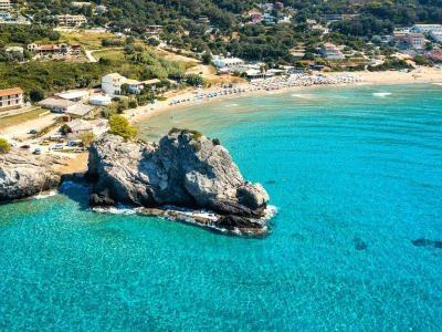 Grecka wyspa na zakończenie sezonu. Na loty w dwie strony wydamy 450 zł