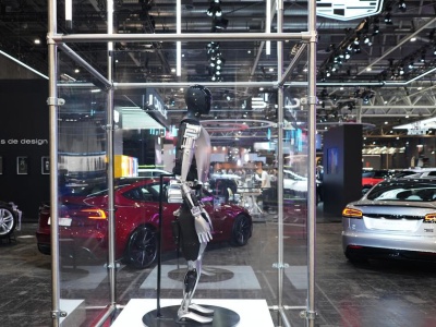 Musk stawia na humanoidalne roboty, gdy sprzedaż aut Tesli słabnie