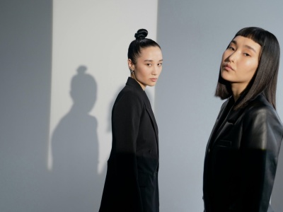 Jak nosić damską skórzaną kurtkę na co dzień i do pracy?