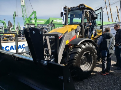 Mecalac Revo 990 – koparko-ładowarka, która przyprawi cię o zawrót głowy