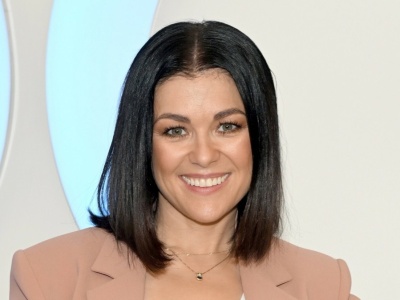 Najmodniejsze stylizacje na jesień 2025. Wizualnie odmłodzą i wyszczuplą