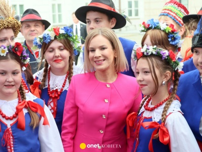 Marta Nawrocka zrobiła selfie z uczestniczkami Dożynek. 