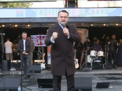 „Chcemy odzyskać Europę”. Tarczyński na wiecu skrajnej prawicy w Londynie