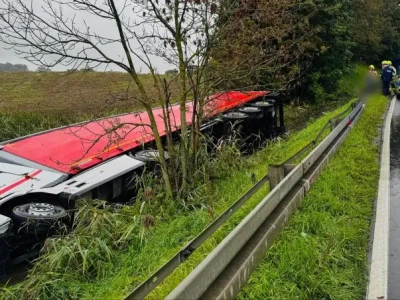 Ciężarówka wpadła do stawu. Policja apeluje o ostrożność