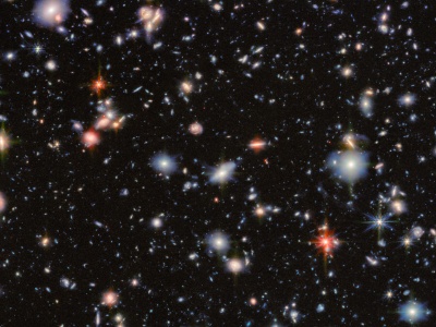 Czerwone galaktyki dostarczają nowych informacji na temat narodzin Wszechświata