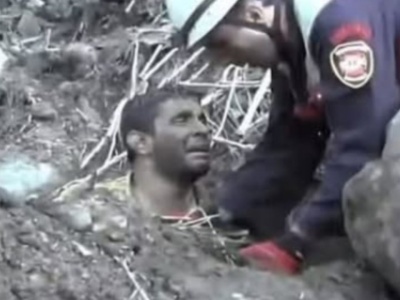 „Nie wyciągaj mnie, moje córki trzymają mnie za ręce”