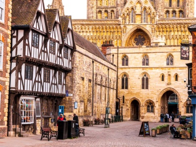 Ani Oksford, ani Cambridge. To miasto zachwyca katedrą i średniowiecznym klimatem