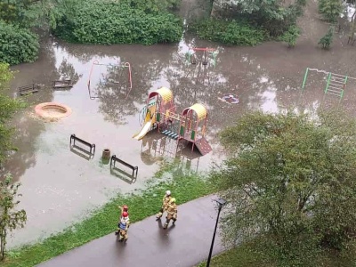 Rzeka zalała osiedle! Ulewy niemal w całej Polsce. IMGW bije na alarm