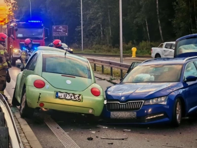 Czołowe zderzenie na obwodnicy Maciejowej. Volkswagen znalazł się na przeciwnym pasie