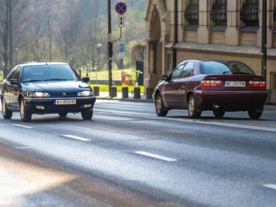 Dawniej lekkie, dziś ciężkie – czyli o zapomnianej zalecie starych samochodów