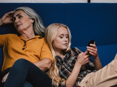 Mózg analogowy i cyfrowy. Boomersi i zetki mają różne rzeczy w głowach