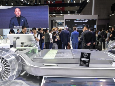 12 lat albo 1 mln kilometrów. Chińczycy znów wywracają stolik z akumulatorami