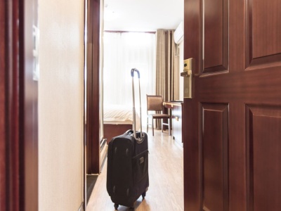 Ten prosty trik z ręcznikiem zna każda stewardesa. Może nawet uratować życie