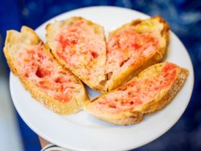 Hiszpanie nie marnują ani okruszka. Czerstwy chleb zamienia się w śniadanie jak z restauracji