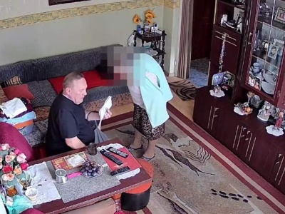 Oszust dał się nagrań w mieszkaniu seniorki (WIDEO)