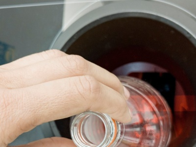 Zmień nawyki, nie zgniataj! Jak rozpoznać opakowania objęte kaucją?