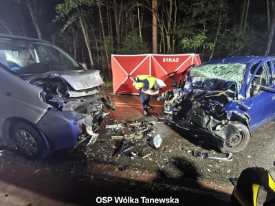 Tragiczne zderzenie osobówki z busem. Nie żyje 24-latek, pięć osób w szpitalu [ZDJĘCIA]