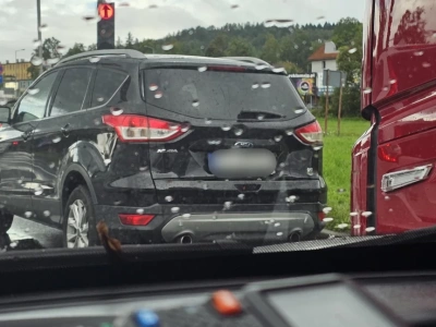 Ciężarówka wjechała w osobówkę. Utrudnienia na ruchliwej drodze krajowej nr 5