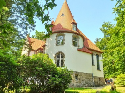 Niezwykły dom-zamek w Karkonoszach. Mieszkał tu znany noblista