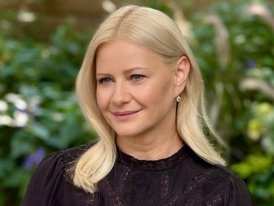 Spódnica z frędzlami i koncertowe szaleństwo. Midi w tej odsłonie będzie hitem jesieni