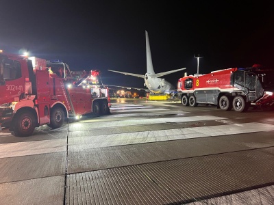 Tak wyglądało wyciąganie Boeinga 737 z pasa w Balicach. Krakowscy i czescy strażacy pracowali do rana (ZDJĘCIA)