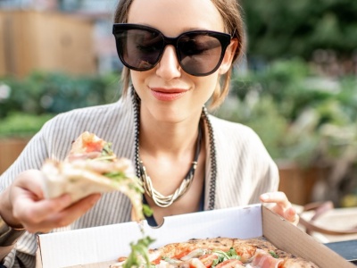 Masz spadek energii po obiedzie? Te 3 triki stawiają na nogi w kilka minut