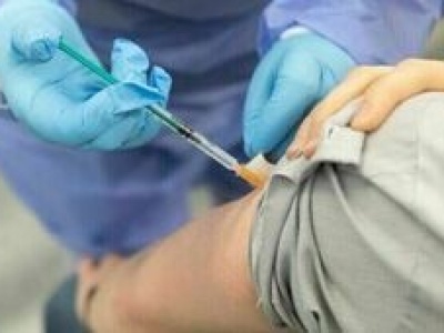 Z problemami, ale bezpłatne szczepienia na COVID-19 rozpoczynają się zgodnie z planem