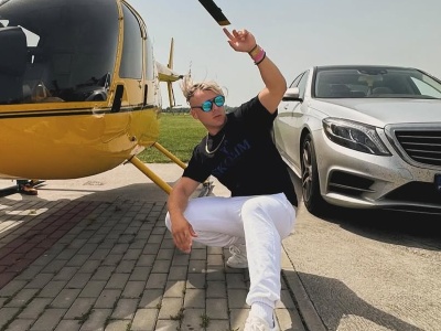 Skolim ma lądowisko na podwórku i ujawnił ilość swoich aut